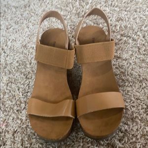 Brand new Pierre Dumas wedges